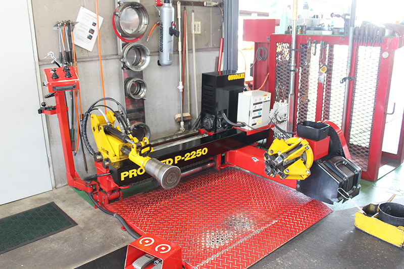 豊富な設備で様々な車種・メンテナンスに対応