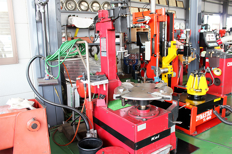 豊富な設備で様々な車種・メンテナンスに対応