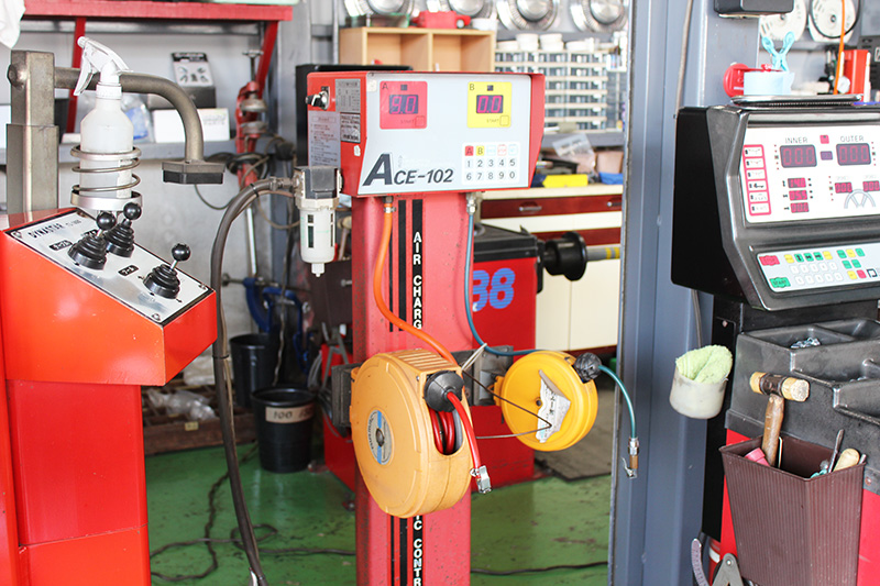 豊富な設備で様々な車種・メンテナンスに対応