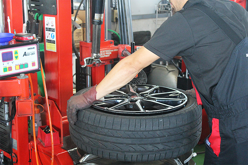 タイヤ履き替え作業